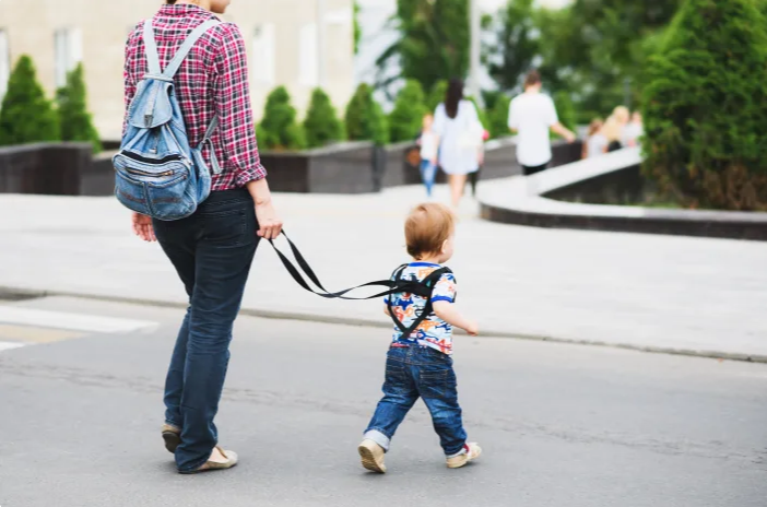 Is it OK to put your kid on a leash? Why some professionals claim the method may 'send the wrong message.'